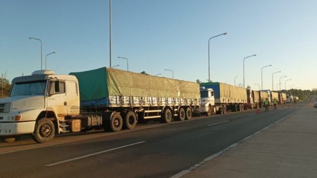 Camiones incautados con soja.