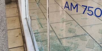 El ingreso de la sede en Córdoba quedó destruido.