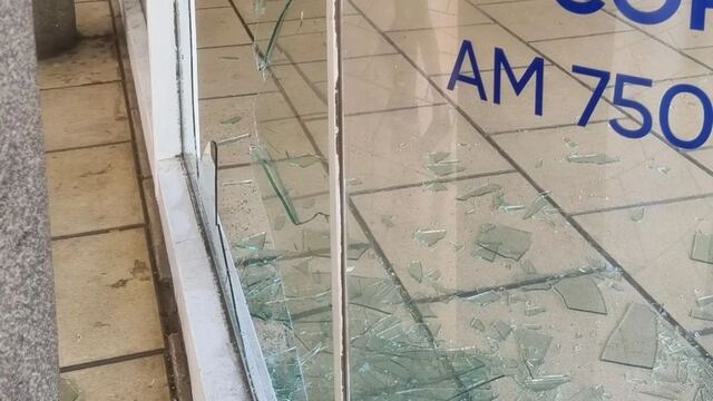 El ingreso de la sede en Córdoba quedó destruido.