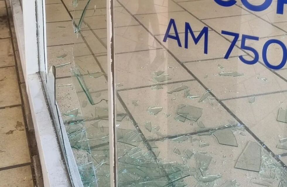 Destrozó el ingreso de Radio Nacional en Córdoba, luchó con la Policía y terminó detenido