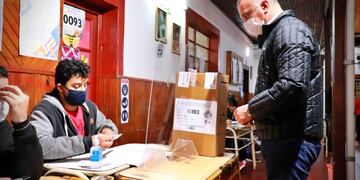 En el Instituto Superior Pedro Goyena emitió su voto el Vicegobernador, Carlos Arce