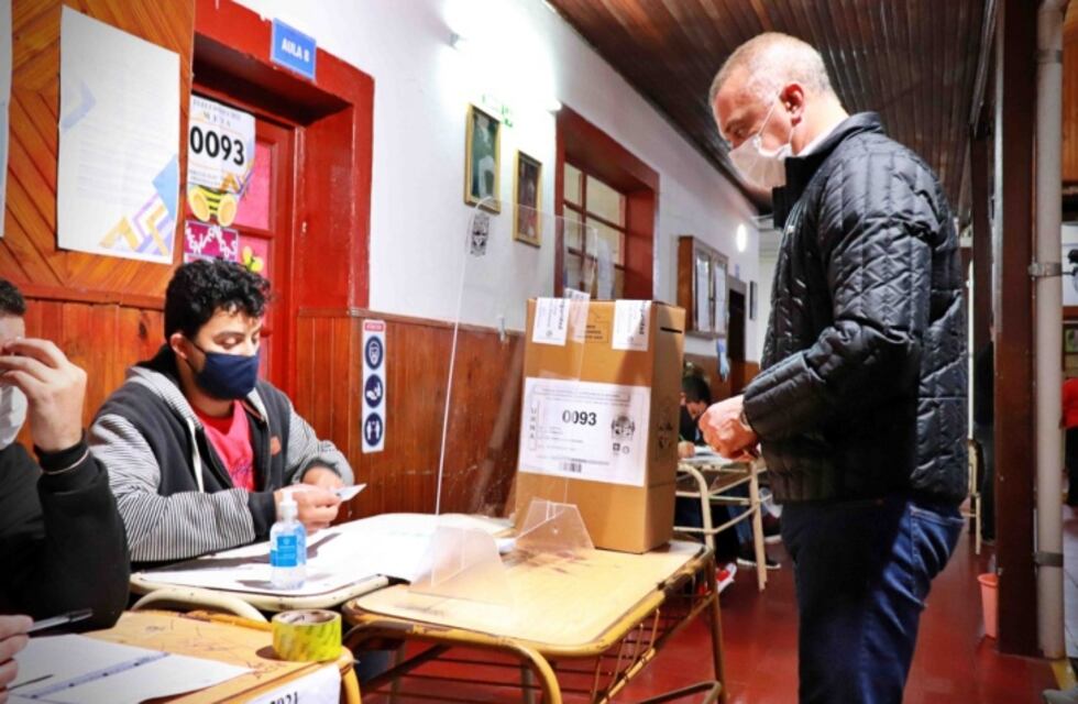 En el Instituto Superior Pedro Goyena emitió su voto el Vicegobernador, Carlos Arce