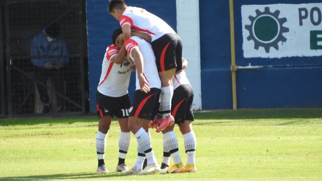 Todos los abrazos para Damián Arce, autor de un golazo que no alcanzó (Gentileza Fernando Zarza / @Zarzaferr).