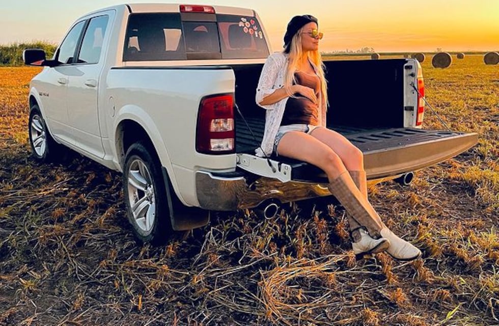 La “Agrobarbie” cordobesa se fotografió trabajando en el campo en sus últimos días de embarazo