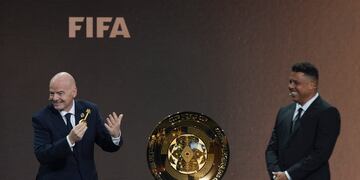 El presidente de la FIFA y el retirado futbolista Ronaldo presenta el trofeo del Mundial de Clubes, el jueves 5 de diciembre de 2024, en Miami. (AP Foto/Rebecca Blackwell)