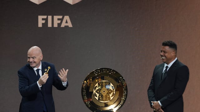 El presidente de la FIFA y el retirado futbolista Ronaldo presenta el trofeo del Mundial de Clubes, el jueves 5 de diciembre de 2024, en Miami. (AP Foto/Rebecca Blackwell)
