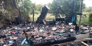 La vivienda prefabricada quedó totalmente consumida por el fuego.