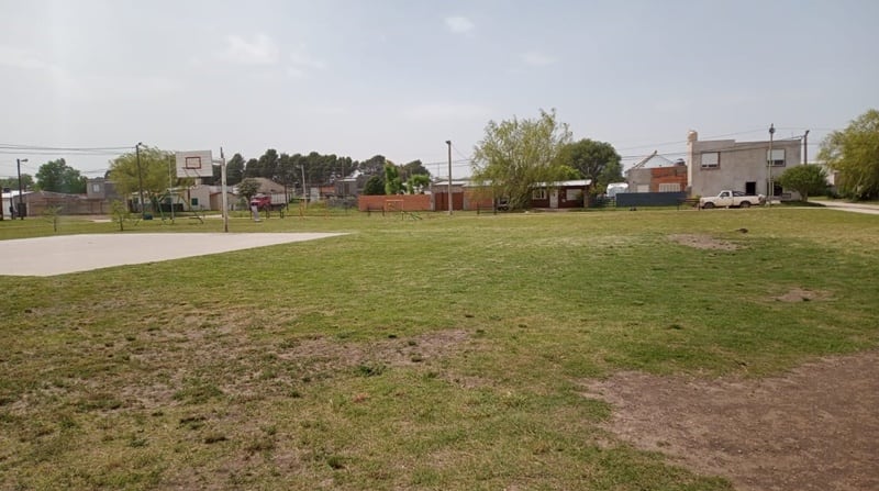 Vecinos del barrio Santa Teresita cuestionan la creación de un nuevo espacio deportivo mientras la plaza sigue inconlusa