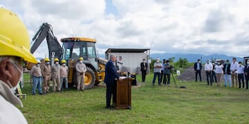 En el inicio de obra de una nueva escuela en Perico el gobernador Morales aprovechó para recordar que el año pasado el incremento a los docentes fue superior a la inflación.