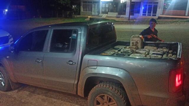 Puerto Esperanza: secuestran camioneta robada en Buenos Aires con combustible de contrabando.