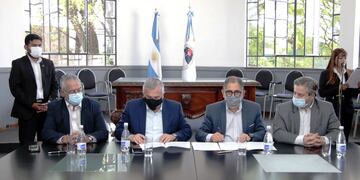 Bouhid, Morales, Jorge y Millón, al momento de firmar el convenio entre el Ministerio de Salud y la Municipalidad de San Salvador de Jujuy.