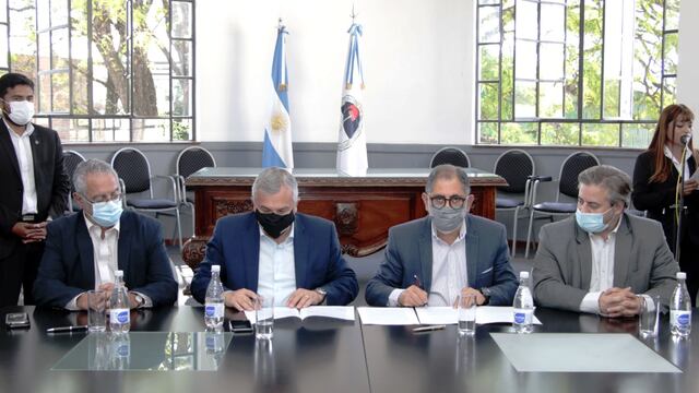 Bouhid, Morales, Jorge y Millón, al momento de firmar el convenio entre el Ministerio de Salud y la Municipalidad de San Salvador de Jujuy.
