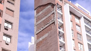 El desprendimiento del lateral de un edificio colapsó sobre un bar. (La Voz)