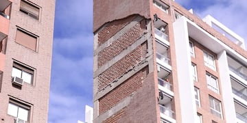 El desprendimiento del lateral de un edificio colapsó sobre un bar. (La Voz)