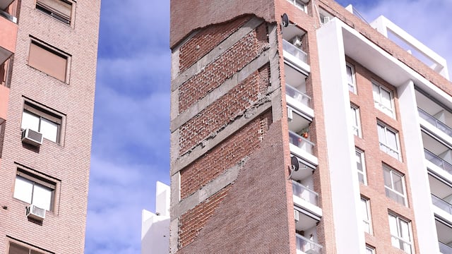 El desprendimiento del lateral de un edificio colapsó sobre un bar. (La Voz)