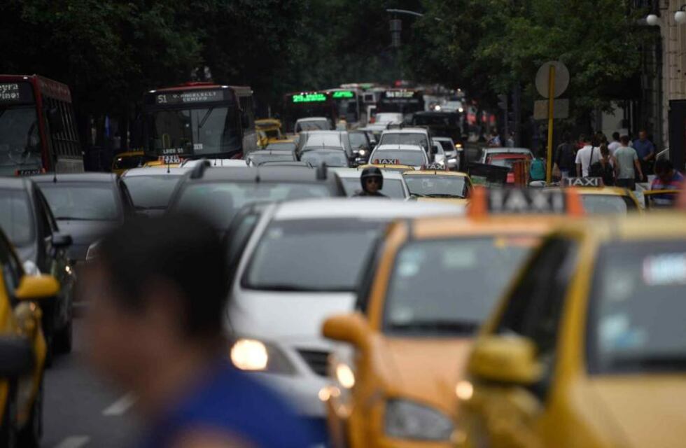 La escena se repite en Córdoba: otro brutal ataque de motochorros a un conductor en plena calle