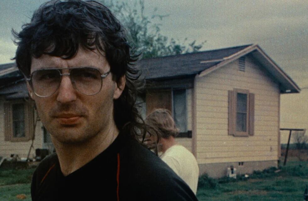 Tiene solo 3 episodios, trata sobre una secta armada y la rompe toda en Netflix