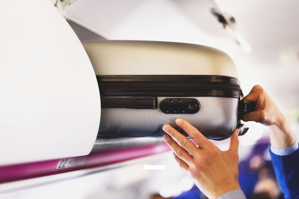 Qué artículos de uso personal ya no se pueden llevar en el equipaje de avión en 2025 (Canva)