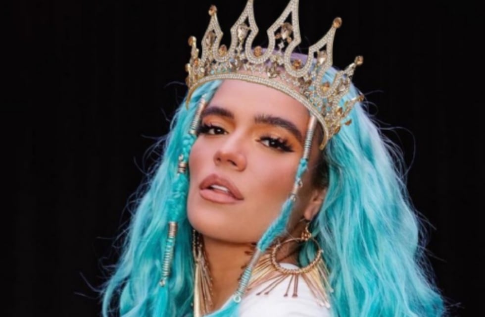 Karol G posó al natural desde la playa y las fotos se hicieron tendencia entre sus fans: “La sirenita”