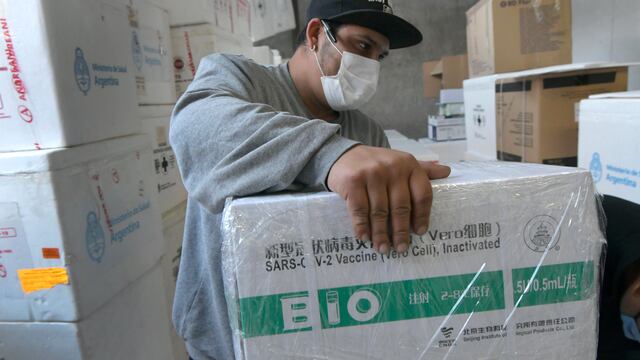 Esta mañana arribaron al Vacunatorio Central, uno de los últimos lotes de vacunas Sinopharm a Mendoza que serán utilizadas para las segundas dosis de las personas que ya han recibido esta inoculación.
Foto: Orlando Pelichotti / Los Andes