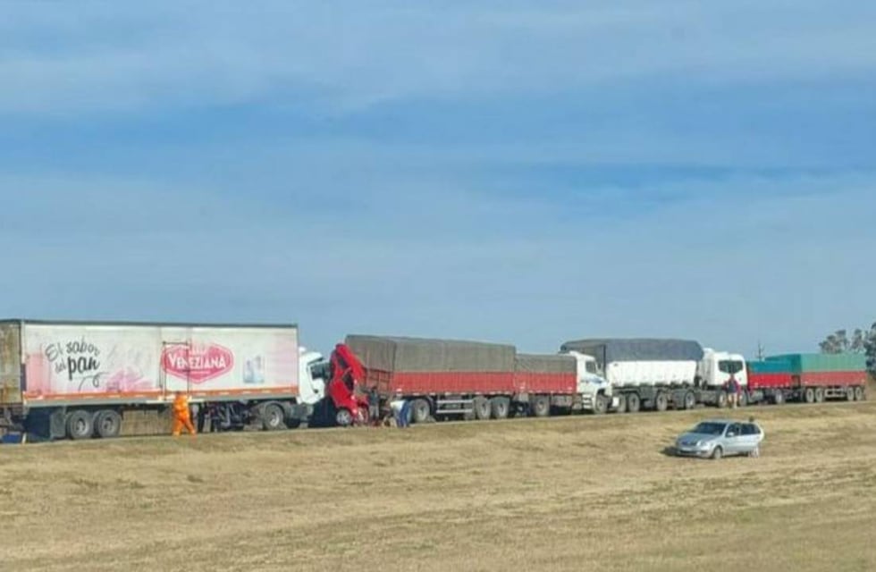 Choque entre dos camiones y un auto con al menos tres muertos