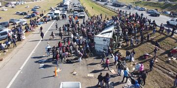 Camión volcado y saqueado en Panamericana