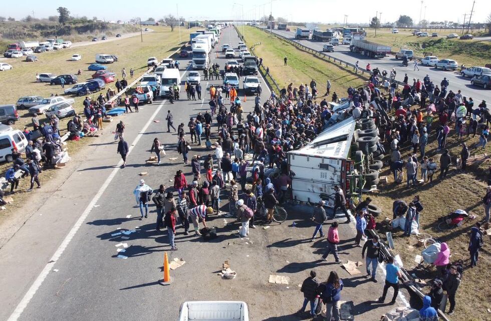 Saquearon un camión que volcó en la Panamericana a la altura de Campana