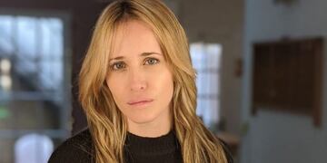 Recostada y sensual, Julieta Prandi mostró el cambio de look que la tiene “fascinada”