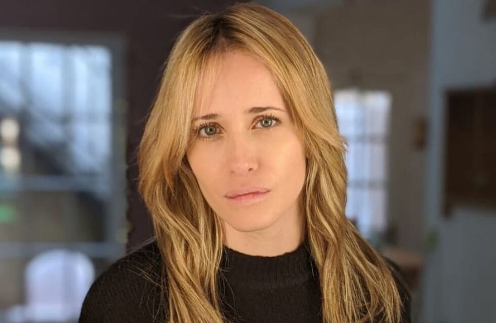 Recostada y sensual, Julieta Prandi mostró el cambio de look que la tiene “fascinada”