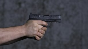 Echó a los tiros a una pareja de ladrones que había entrado a robar a su casa.