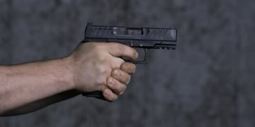 Echó a los tiros a una pareja de ladrones que había entrado a robar a su casa.