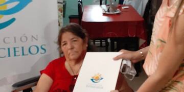 Micaela Corvalan ayuda con su fundación Entrecielos a personas que necesitan sillas de ruedas.