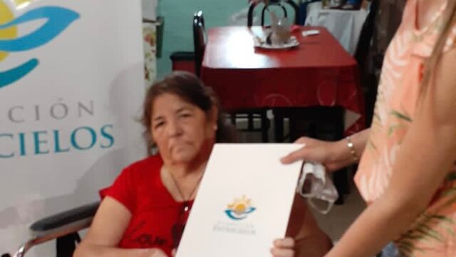 Micaela Corvalan ayuda con su fundación Entrecielos a personas que necesitan sillas de ruedas.