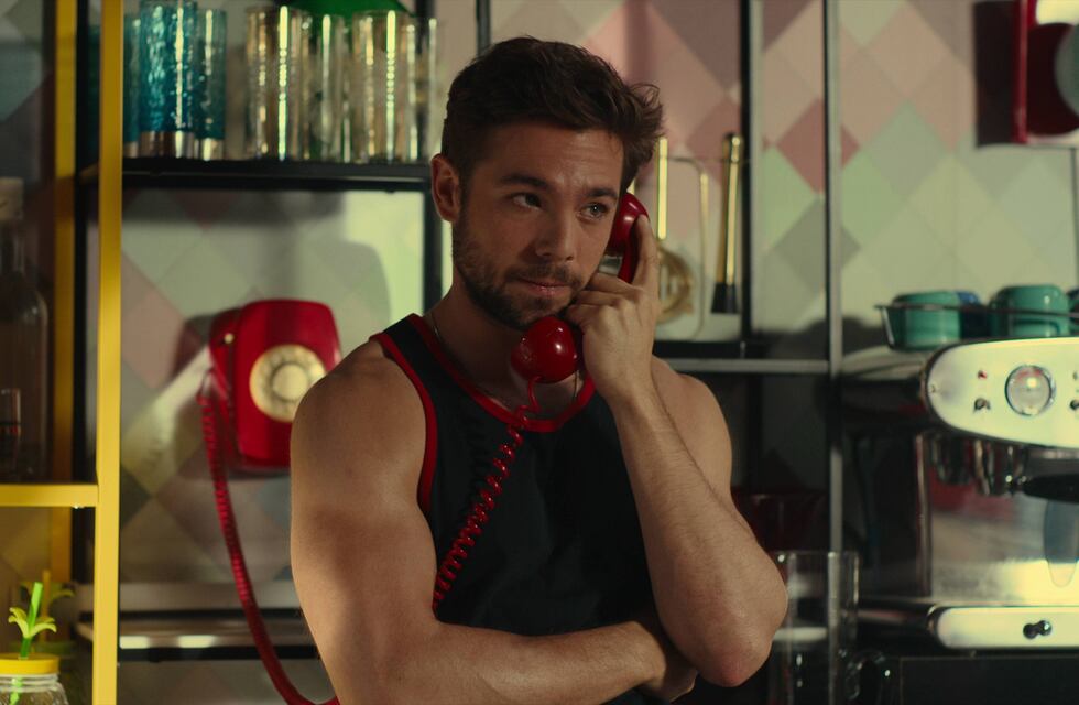 La comedia romántica española que se puede ver en una sentada y es protagonizada por un actor de Merlí