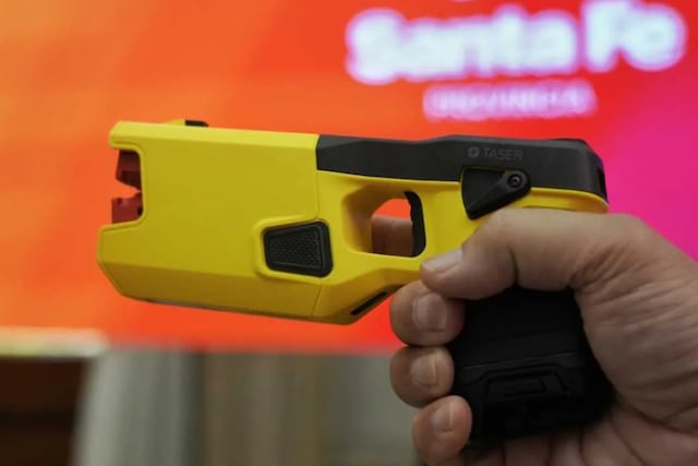 Así funcionan las pistolas Taser que llevarán los policías en Rosario
