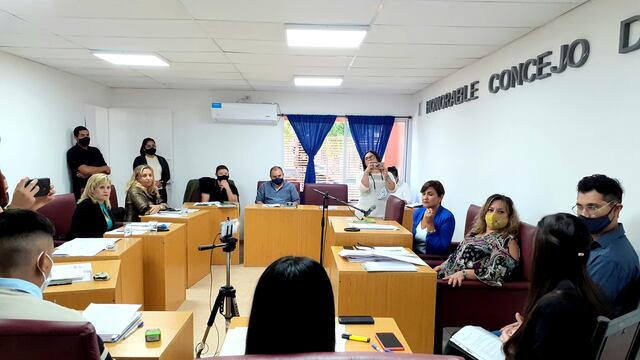 La sesión en la que el Concejo Deliberante de Santa Rosa trató el proyecto presentado por la actual reina departamental de la Vendimia Daniela Vanin. Gentileza MSR