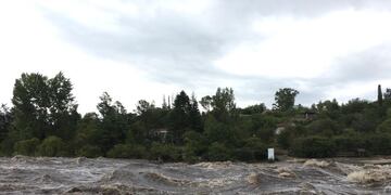 Este jueves, se registró un pico de creciente de más de seis metros a la altura de Cabalango. (Foto: Facebook / Bomberos Voluntarios Tanti).