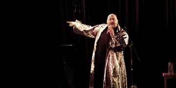 Eduardo Quiroga presenta su nuevo álbum "El último romántico" acompañado por 30 grandes artistas en escena.