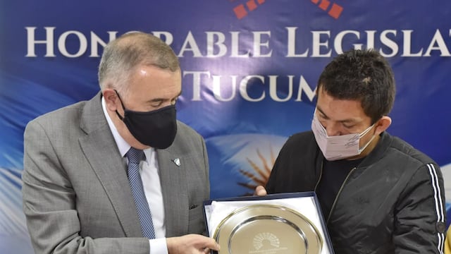 Jaldo distinguió en la Legislatura al "Pulga" Rodríguez.