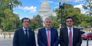 Con el emblemático Capitolio estadounidense a sus espaldas, el gobernador Morales, acompañado por el ministro de Hacienda, Carlos Sadir; y el presidente de Cannava, Gastón Morales.
