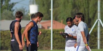 El técnico Diego Martínez junto al cuerpo técnico habla con los jugadores de Godoy Cruz.