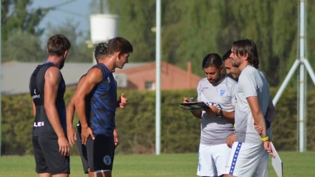 El técnico Diego Martínez junto al cuerpo técnico habla con los jugadores de Godoy Cruz.