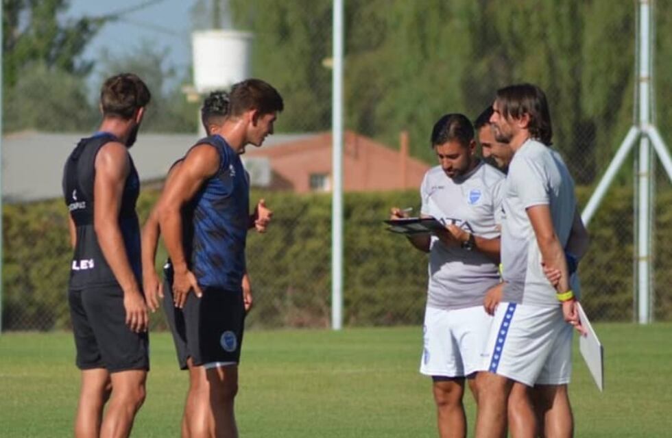 Barrabravas de Godoy Cruz apretaron a jugadores y técnico