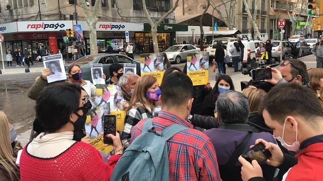 Un grupo de personas se reunió en San Martín y Peatonal para participar de la marcha federal que pidió por la aparición con vida de la nena desaparecida en San Luis. Gentileza