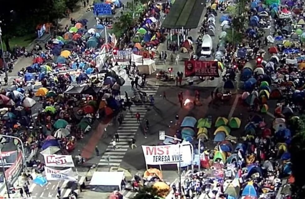Acampe en la 9 de julio: tras una noche de frío, hasta cuándo sigue el corte