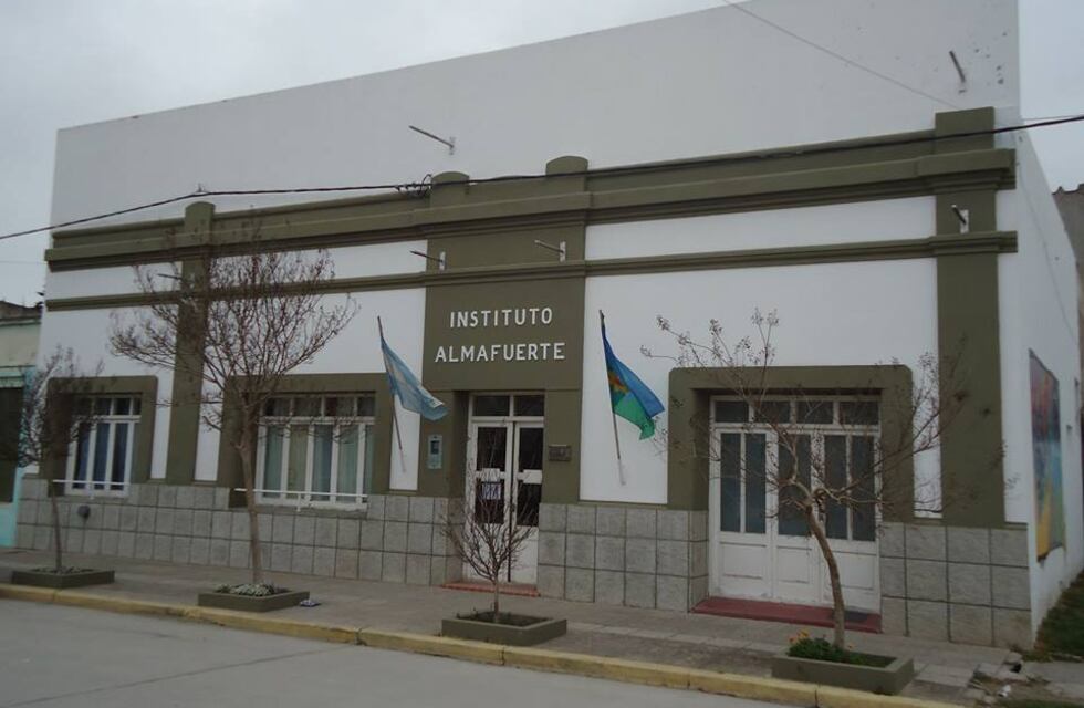 Tres Arroyos: entrega de mobiliario escolar en distintas localidades