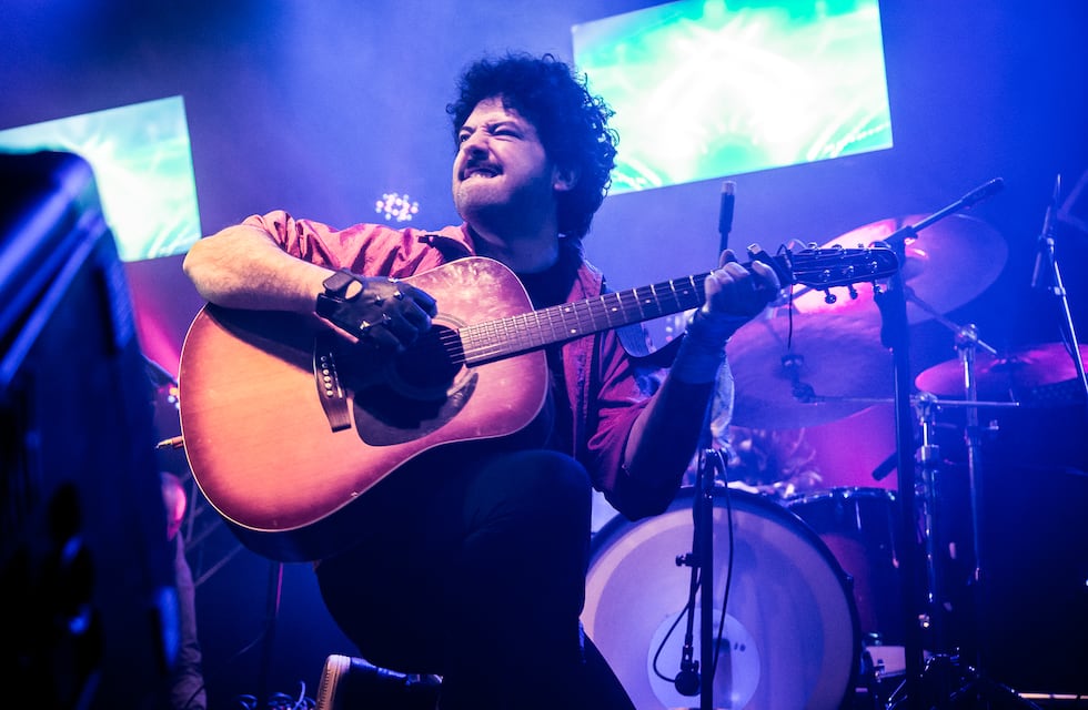 El músico rosarino Pablo Comas presentó “Campeona”, su tercer videoclip del año
