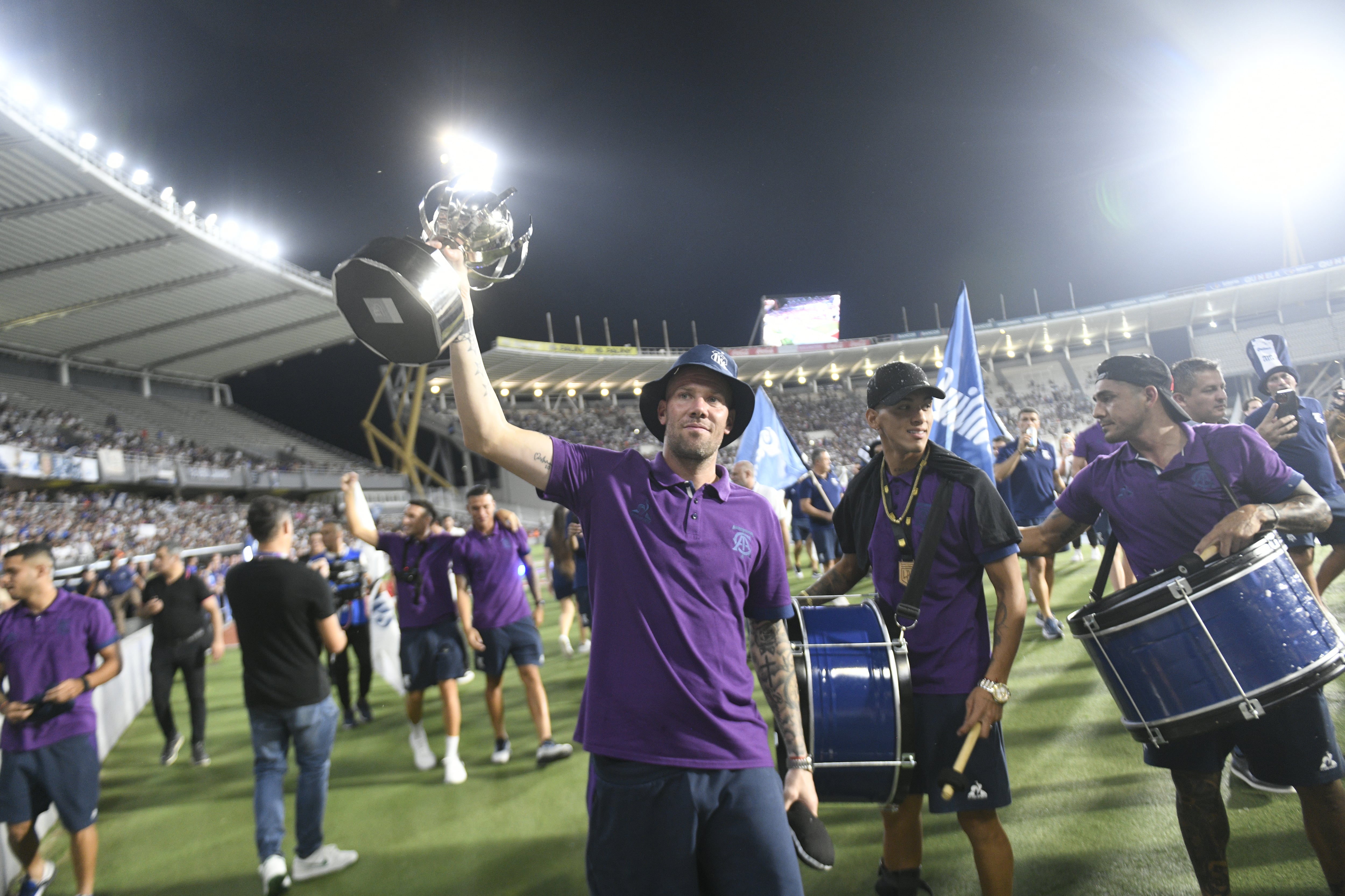 Talleres festejó en el Kempes con su hinchada la obtención de la Supercopa Internacional después de ganarle a River en Paraguay. Foto Javier Ferreyra