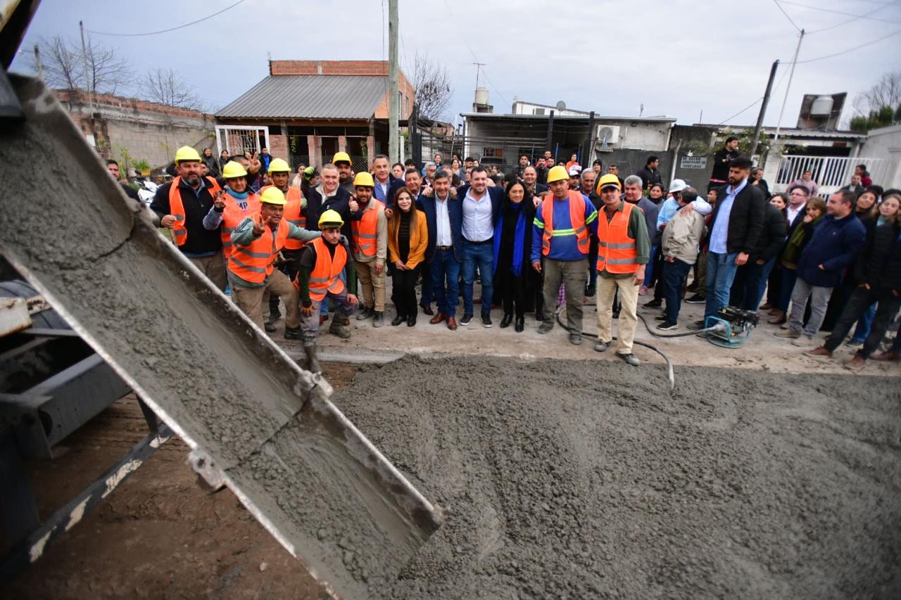 El gobernador visitó barrios beneficiados con pavimento y luminarias, y supervisó la sede de la Guardia de Infantería de la Unidad Regional Oeste.