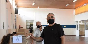 Alcides Calvo votó en el Colegio Misericordia